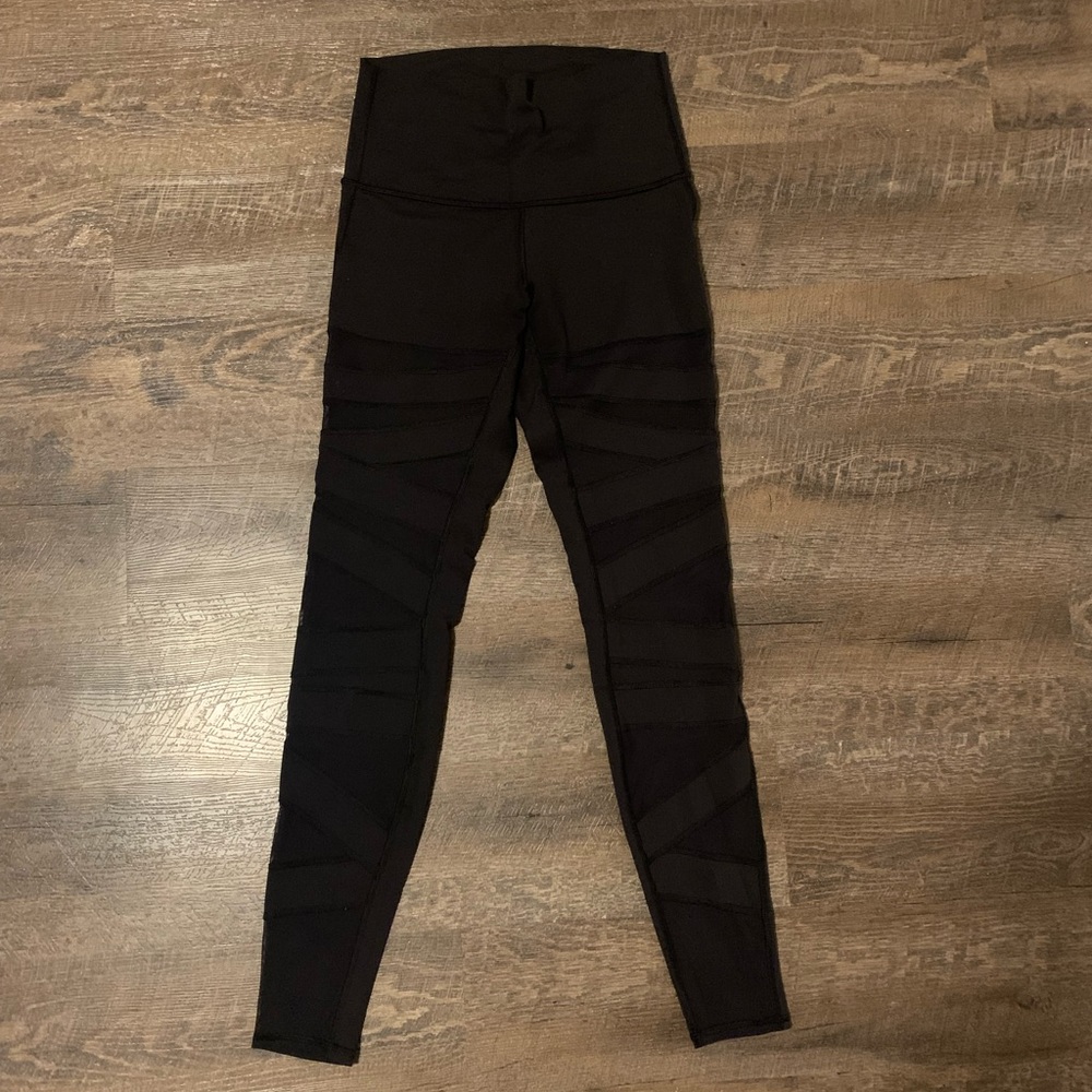 Lululemon mesh under wunder leggings